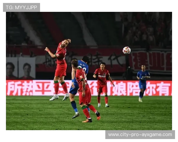 河南队发动快速推进，边路夹击制造威胁